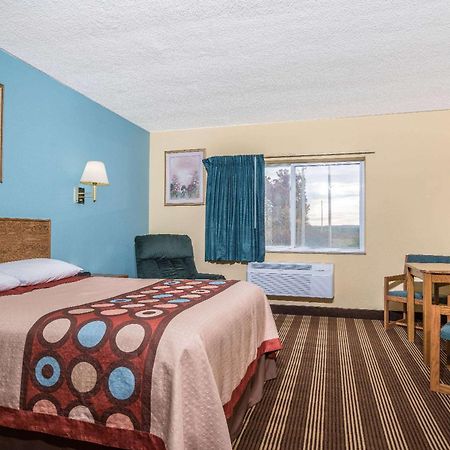Super 8 By Wyndham Osseo Wi Hotel Buitenkant foto